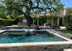Leer Court Home with pool